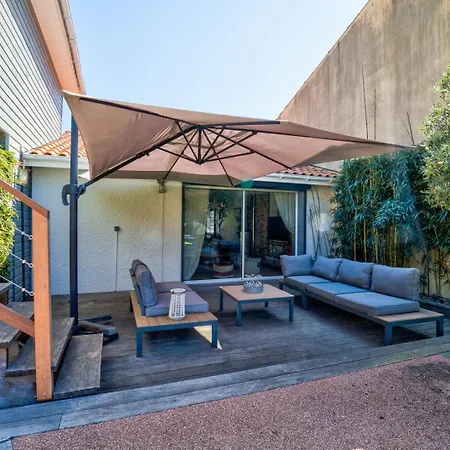 Des Albizzias ラ・テスト・ド・ビュシュ